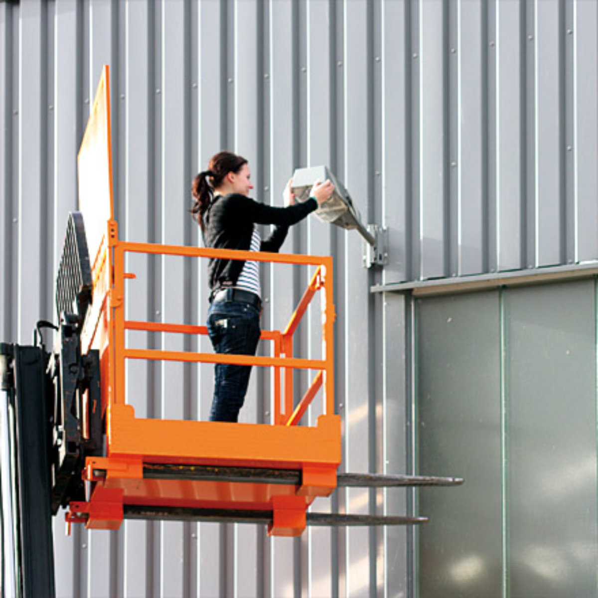 Anwendungsbeispiel eines Arbeitskorbs für Stapler